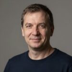 Улыбающийся клиент Blog In Digital, изучивший руководство по волатильности онлайн-слотов для начинающих игроков
